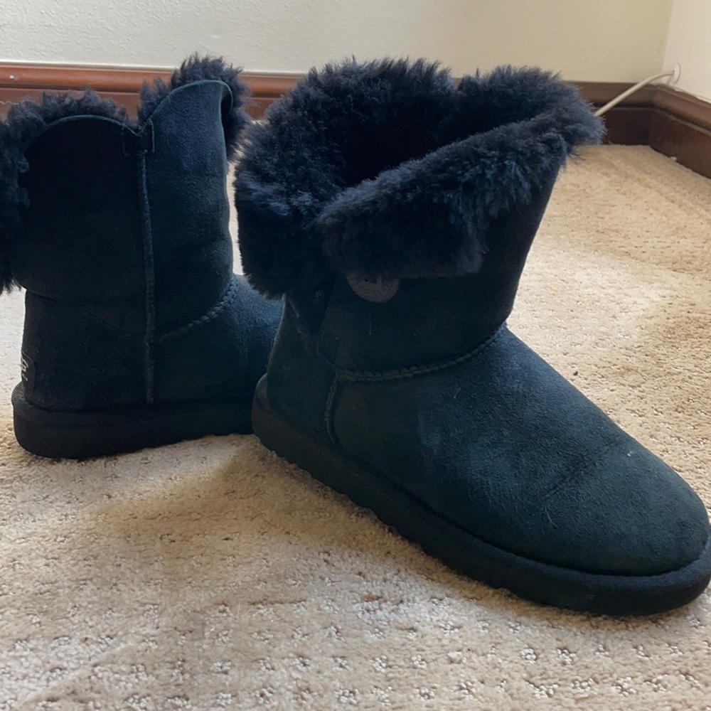 Black button short Ugg’s